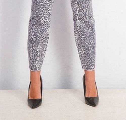 Calça jeans skinny feminina essencial com estampa de leopardo e ajuste curvilíneo, azul, tamanho 2, da INC International Concepts