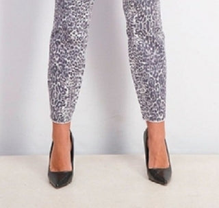 Calça jeans skinny feminina essencial com estampa de leopardo e ajuste curvilíneo, azul, tamanho 2, da INC International Concepts
