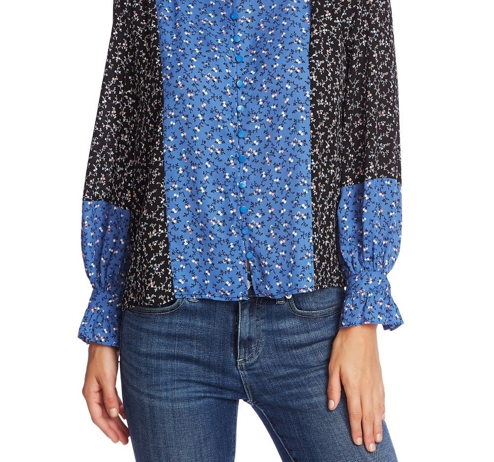 Blusa feminina Cece com estampa floral e botões, preta, tamanho X-S