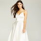 Vestido de cetim com alças nas costas e corações de lantejoulas, tamanho 13, branco