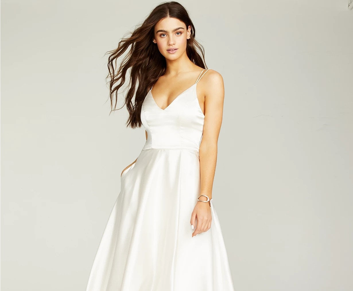 Vestido de cetim com alças nas costas e corações de lantejoulas, tamanho 13, branco