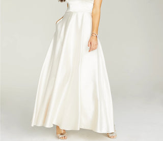 Vestido de cetim com alças nas costas e corações de lantejoulas, tamanho 13, branco