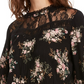 Blusa American Rag Junior com acabamento em renda e cintura franzida, tamanho pequeno, branca