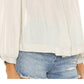 Blusa feminina Free People com textura marfim e botões, manga 3/4, decote redondo, branca, tamanho extrapequeno