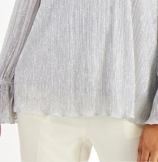 Blusa feminina Alfani com babados metálicos e gola alta, cinza, tamanho XX-G