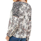 Camiseta Kingston Grey Juniors com estampa Paisley e decote aberto, branca, tamanho pequeno