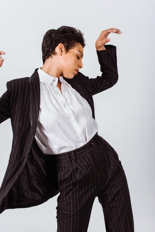 Calças de terno pretas com riscas – Calças de escritório sob medida para mulheres