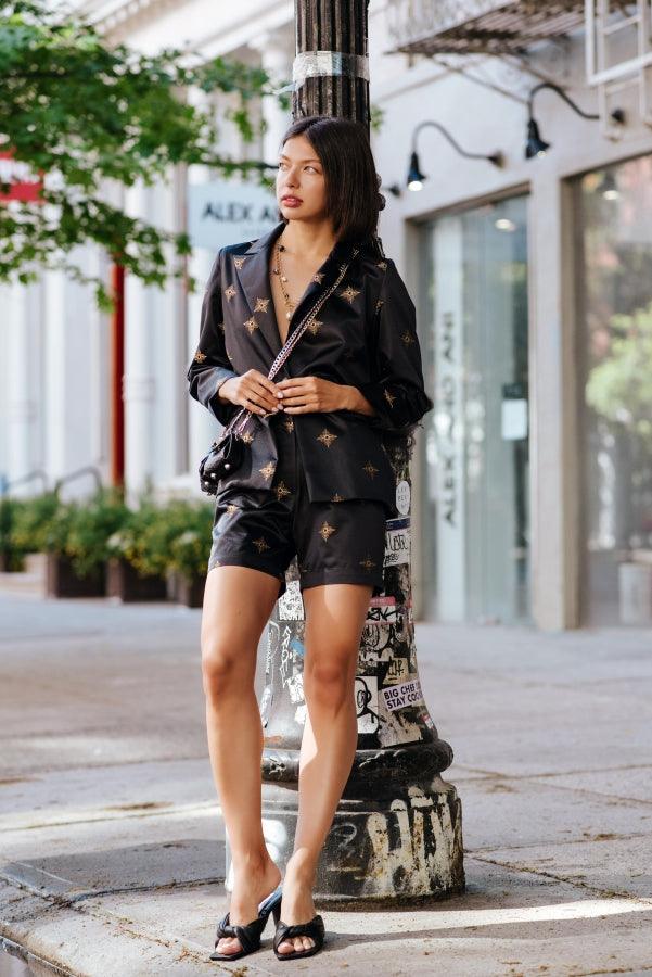 Shorts pretos e dourados – Traje de noite feminino elegante