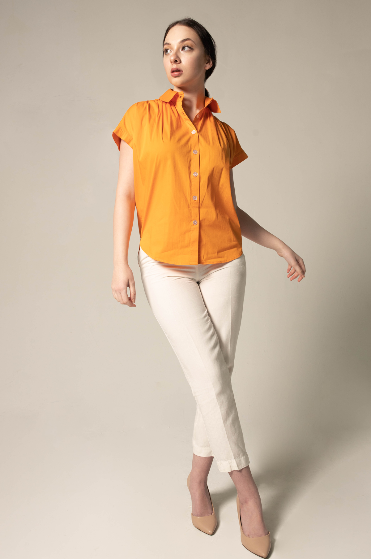 Camisa feminina com gola franzida em laranja – Blusa franzida estilosa
