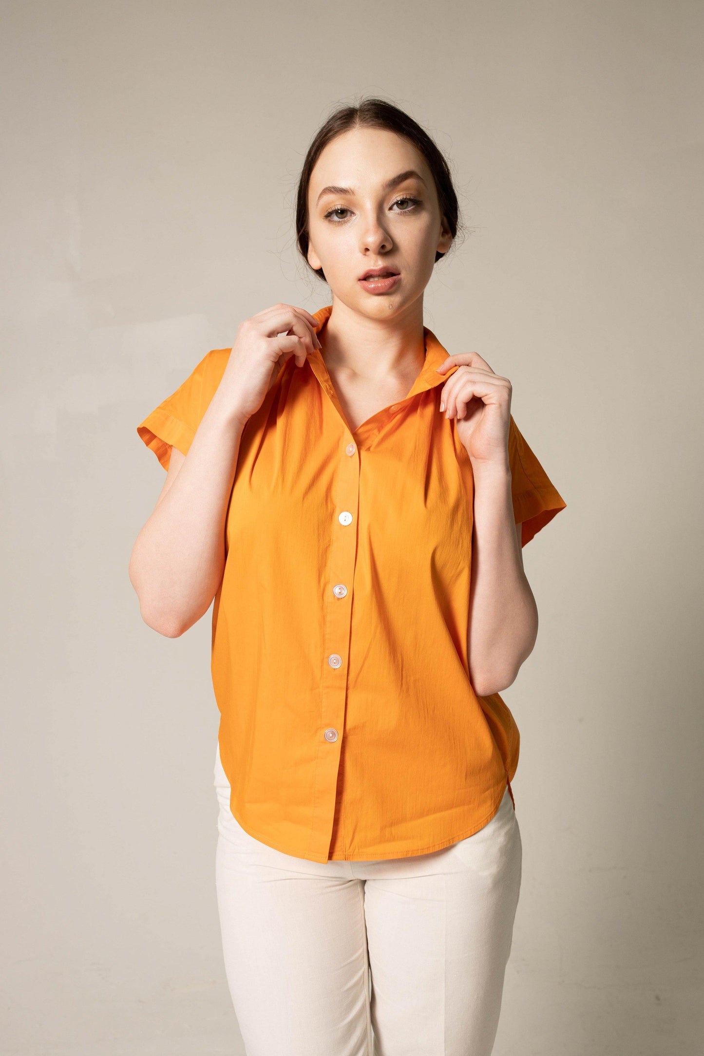 Camisa feminina com gola franzida em laranja – Blusa franzida estilosa