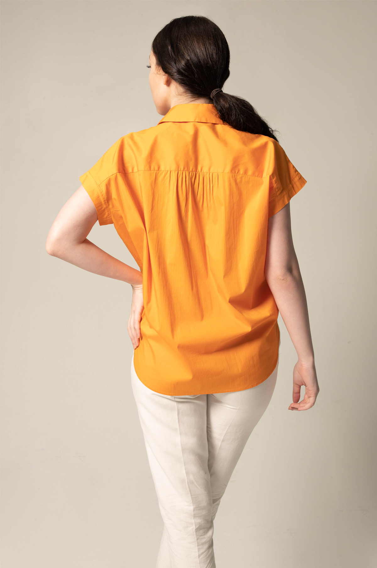 Camisa feminina com gola franzida em laranja – Blusa franzida estilosa