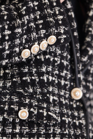 Blazer xadrez de tweed preto e branco – Jaqueta feminina chique sob medida