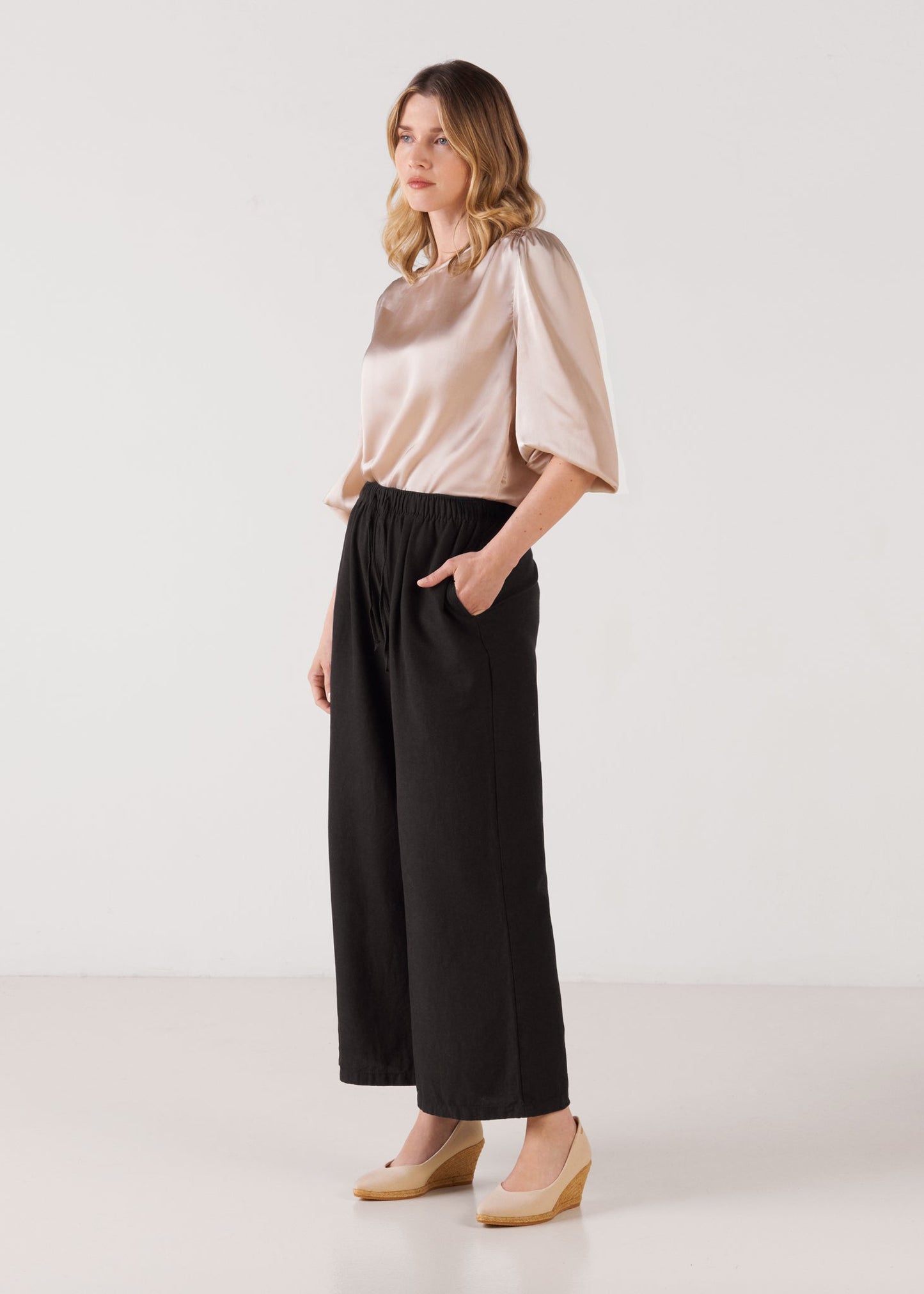 Espadrille Wedges com corte em V em lona com rosas