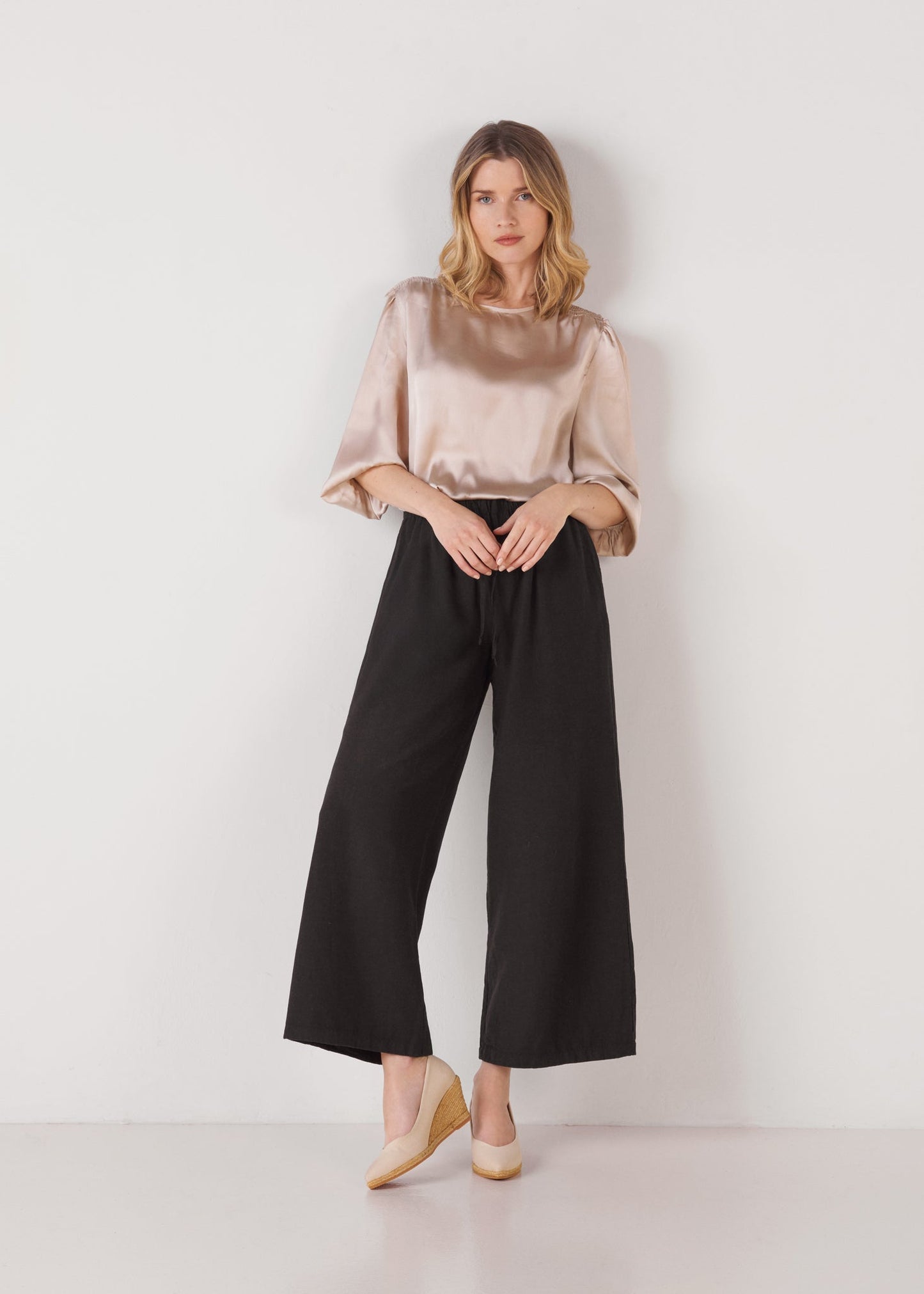 Espadrille Wedges com corte em V em lona com rosas