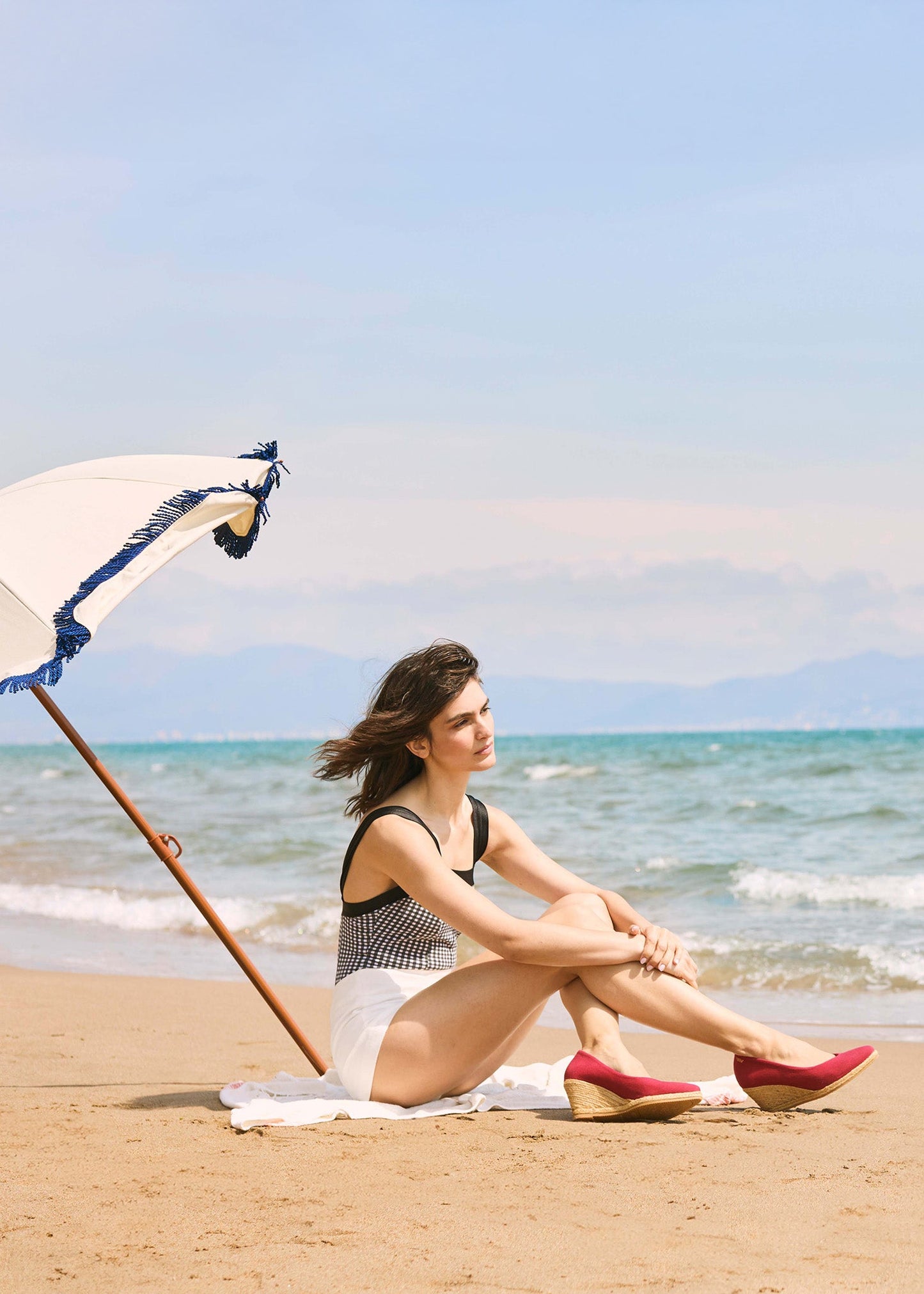 Espadrille Wedges com corte em V em lona com rosas