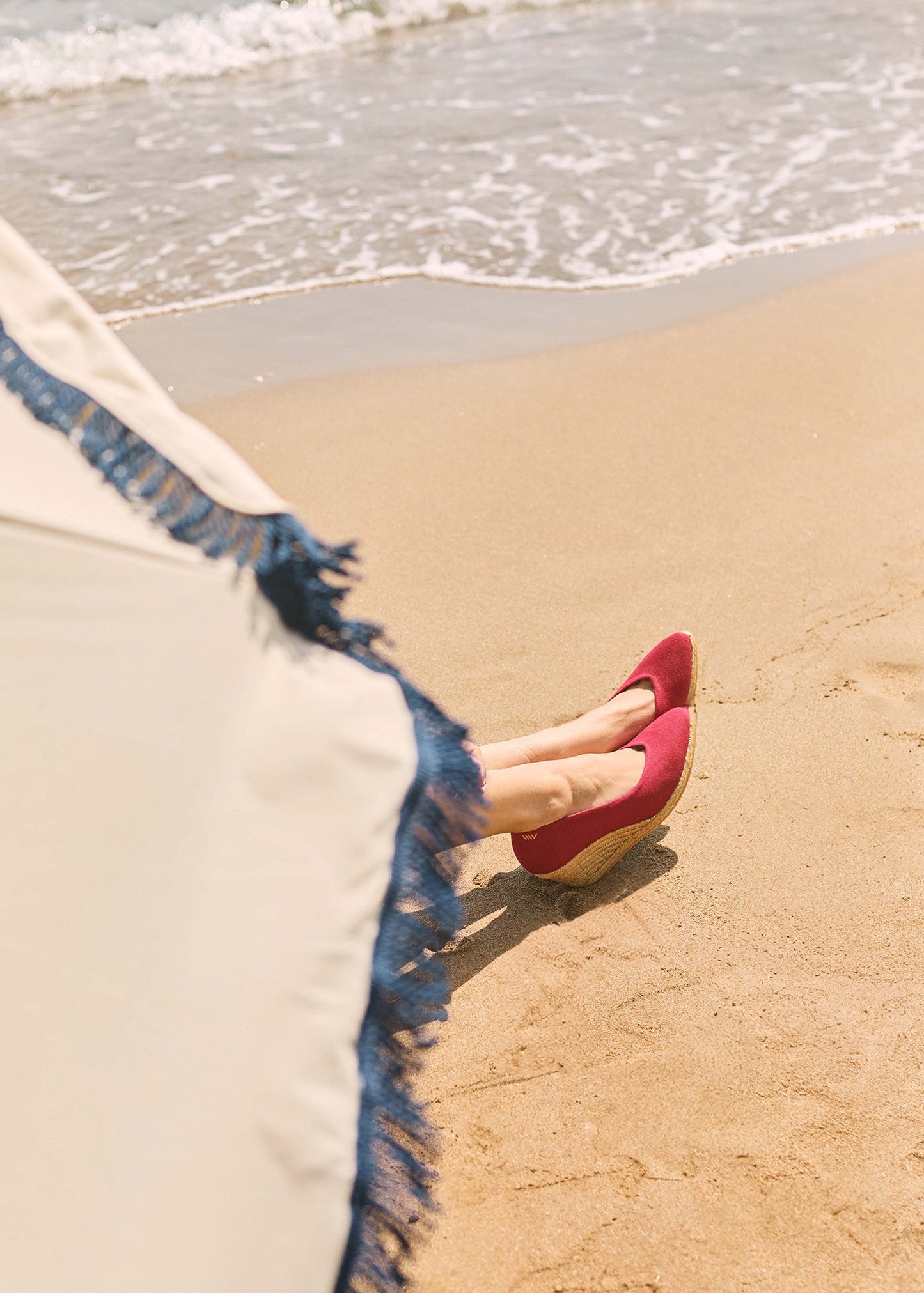 Espadrille Wedges com corte em V em lona com rosas