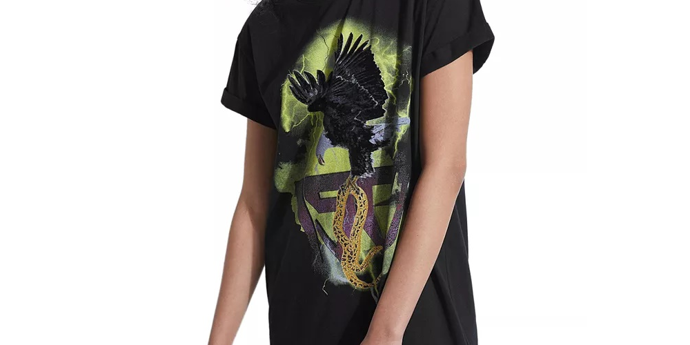 Camiseta Guess Feminina de Algodão com Estampa Gráfica Longline Preta Tamanho X-S