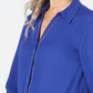 Camisa utilitária feminina JM Collection com detalhes em azul, tamanho PP