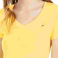Camiseta feminina Tommy Hilfiger com decote em V dourada tamanho extragrande