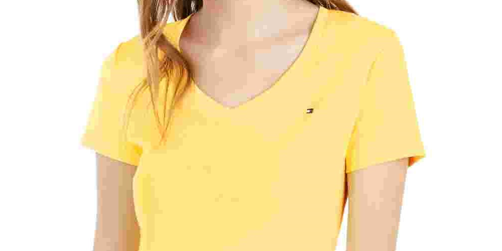 Camiseta feminina Tommy Hilfiger com decote em V dourada tamanho extragrande