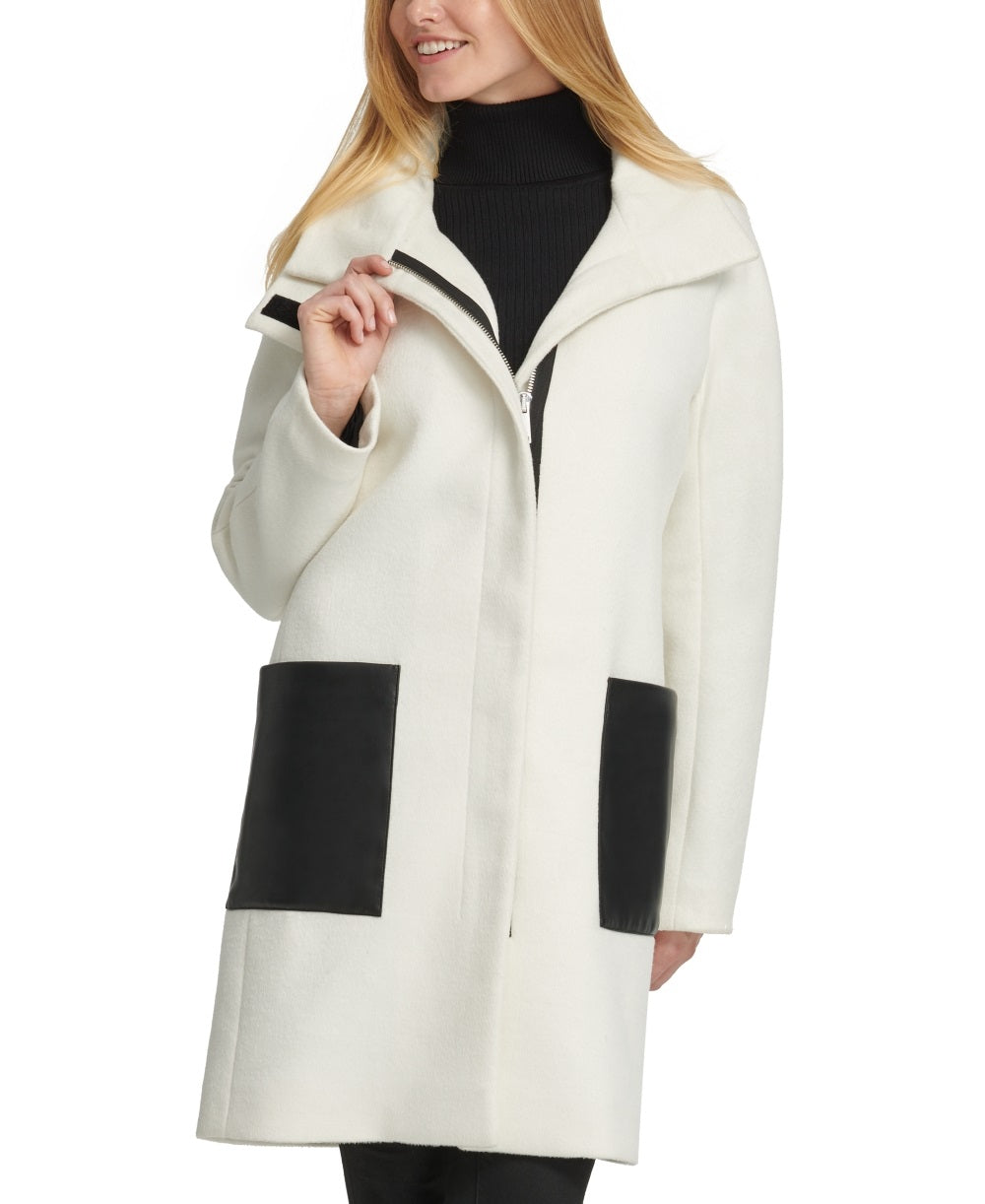 Casaco feminino DKNY com gola alta e bolso em couro sintético, branco, tamanho X-S