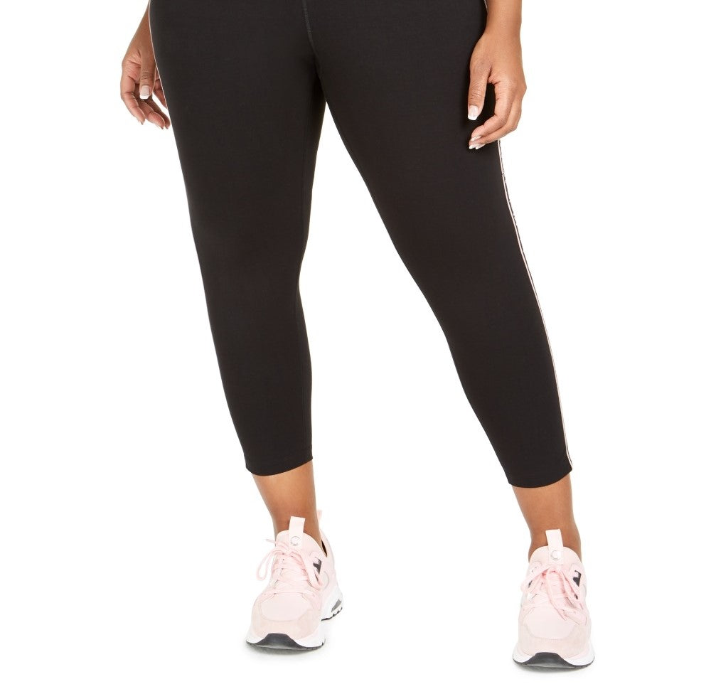Calça legging curta Calvin Klein feminina plus size com logo e lateral, preta, tamanho 2X