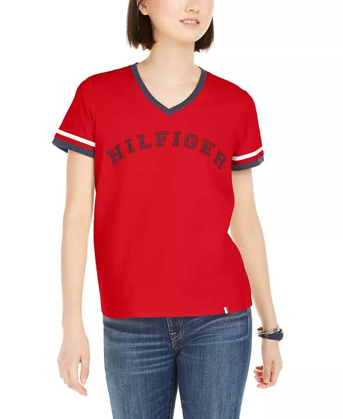Camiseta Tommy Hilfiger Sport Feminina com Gola V e Estampa Vermelha Tamanho Grande