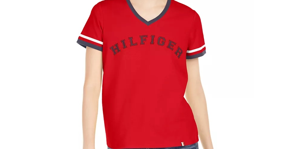 Camiseta Tommy Hilfiger Sport Feminina com Gola V e Estampa Vermelha Tamanho Grande