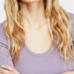 Top curto feminino Free People com decote redondo e recortes, cinza, tamanho grande