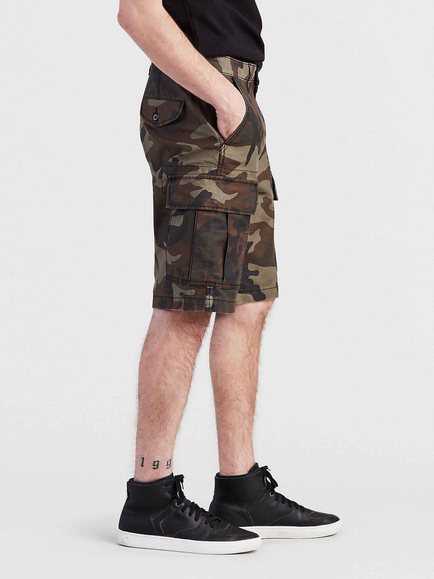Calça cargo masculina Levi's verde camuflada com estampa traseira em cetim, tamanho 34
