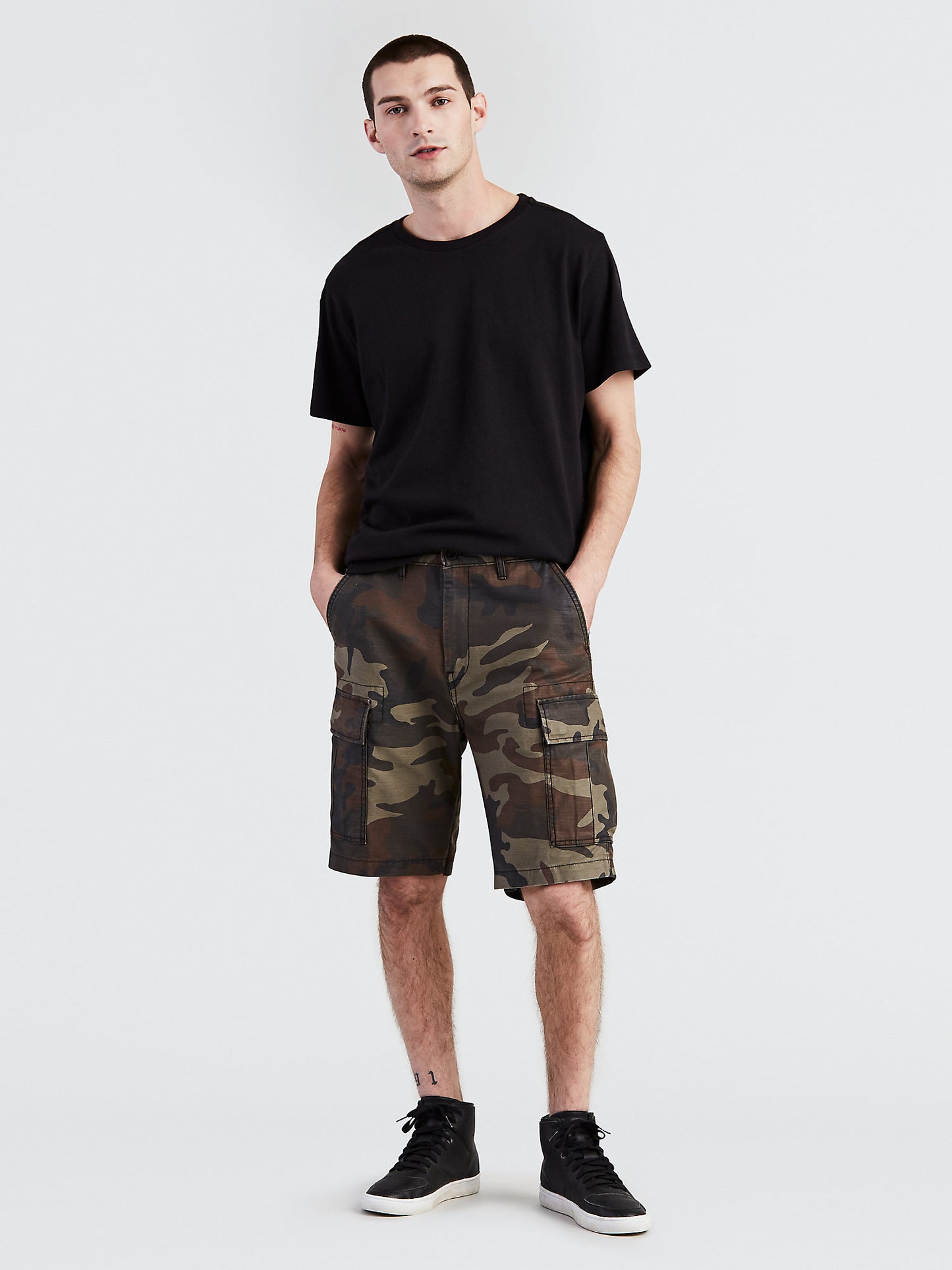 Calça cargo masculina Levi's verde camuflada com estampa traseira em cetim, tamanho 34