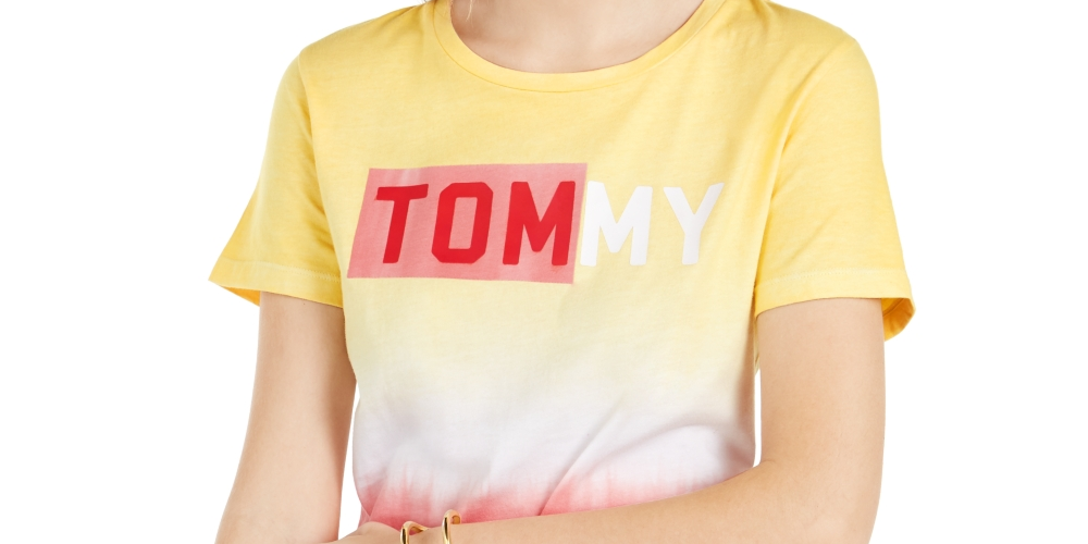 Camiseta feminina Tommy Hilfiger com estampa de logo, manga curta e gola redonda, preta/branca, tamanho GG