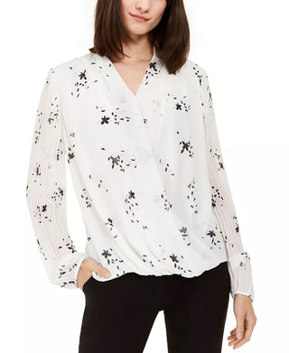 Blusa feminina Alfani com mangas plissadas e decote em V, floral, branca, tamanho extragrande