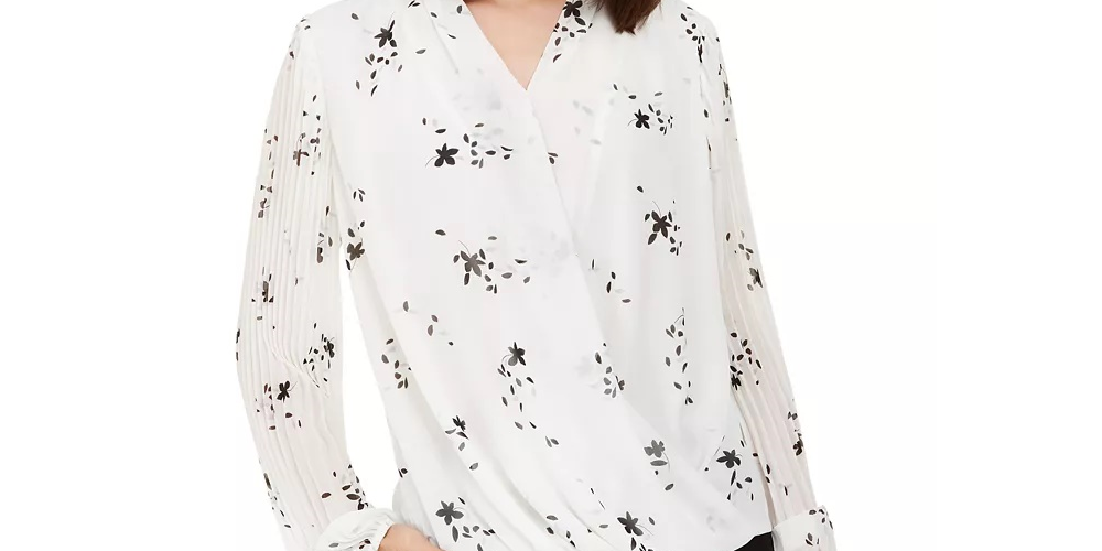 Blusa feminina Alfani com mangas plissadas e decote em V, floral, branca, tamanho extragrande