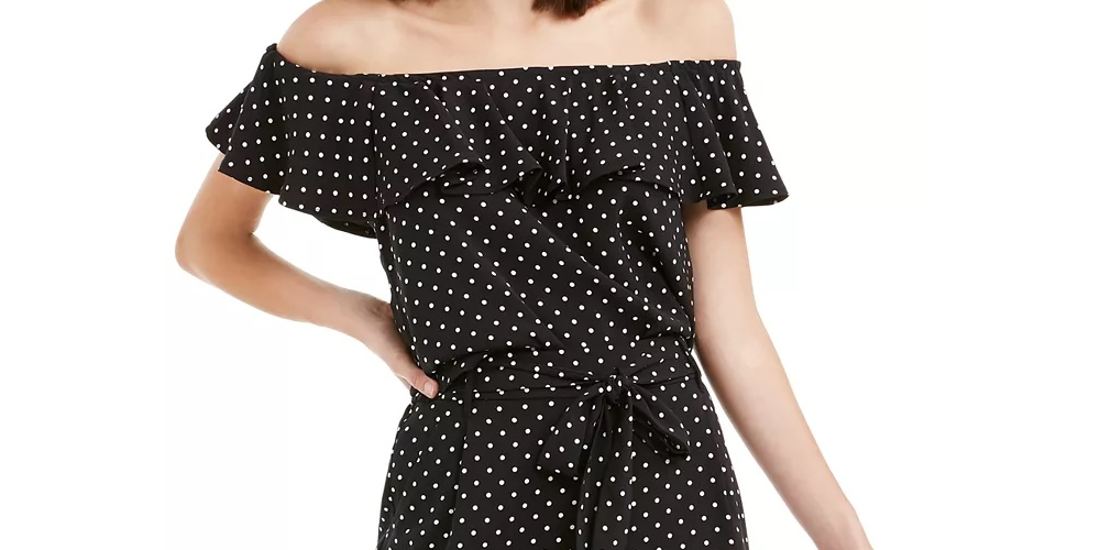 Blusa listrada feminina Maison Jules com manga curta e ombro de fora, preta, tamanho médio