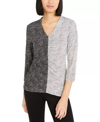 Camiseta feminina estampada Alfani com manga 3/4 e decote em V, preta, tamanho pequeno