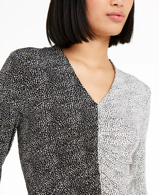 Camiseta feminina estampada Alfani com manga 3/4 e decote em V, preta, tamanho pequeno