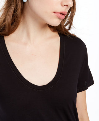 Camiseta feminina Sloane de manga curta e rayon, gola redonda, preta, tamanho médio