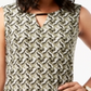 Blusa feminina estampada com decote em jacquard e fenda, verde, tamanho P, da coleção JM
