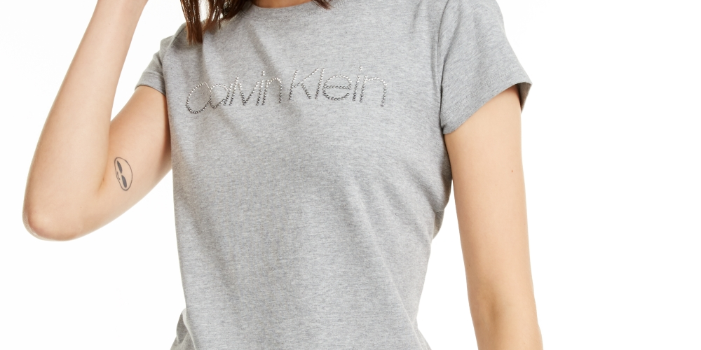 Camiseta Calvin Klein Feminina com Logo Cravejado Cinza Tamanho Grande