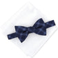 Conjunto de gravata borboleta xadrez pré-amarrada e lenço de bolso liso masculino Alfani, tamanho regular, azul