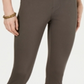 Calça Capri Feminina Karen Scott com Bolso e Zíper, Detalhe de Botão, Marrom, Tamanho X-G