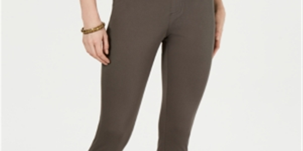 Calça Capri Feminina Karen Scott com Bolso e Zíper, Detalhe de Botão, Marrom, Tamanho X-G
