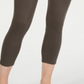 Calça Capri Feminina Karen Scott com Bolso e Zíper, Detalhe de Botão, Marrom, Tamanho X-G