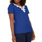 Blusa feminina Karen Scott com decote dividido e acabamento em crochê, azul, tamanho médio