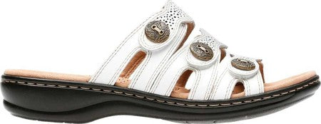 Sandálias femininas Clarks brancas - Sandália de couro Leisa Grace com três tiras e detalhes em botão - Tamanho 7 MW