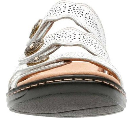 Sandálias femininas Clarks brancas - Sandália de couro Leisa Grace com três tiras e detalhes em botão - Tamanho 7 MW