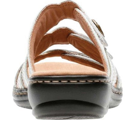 Sandálias femininas Clarks brancas - Sandália de couro Leisa Grace com três tiras e detalhes em botão - Tamanho 7 MW