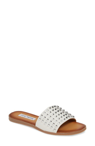 Sandálias femininas Steve Madden em couro com tachas Farryn Sandal, brancas, tamanho 8 M