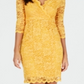 Vestido tubinho de renda Thalia Sodi feminino amarelo tamanho extragrande